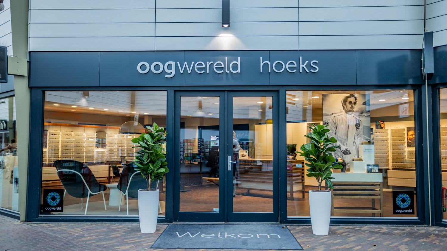 Storefront of oogwereld hoeks with 'Welkom' mat outside